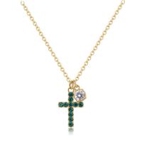 Collana dorata serie Dazzly con croce verde smeraldo e zircone