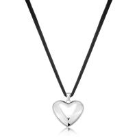 Collana choker serie Stellar con ciondolo a forma di cuore